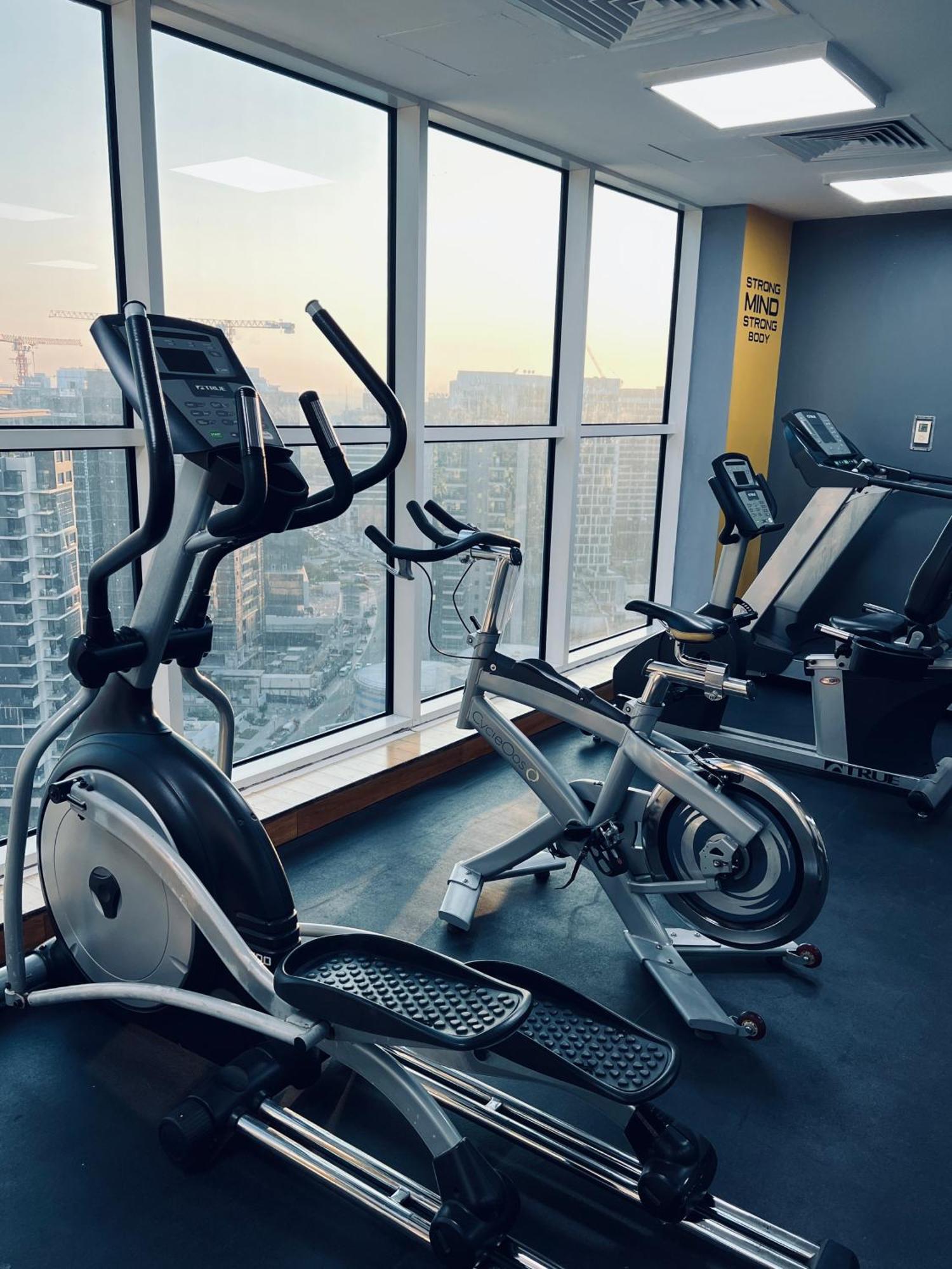 Modern 1bhk Unit With Canal View Dubai