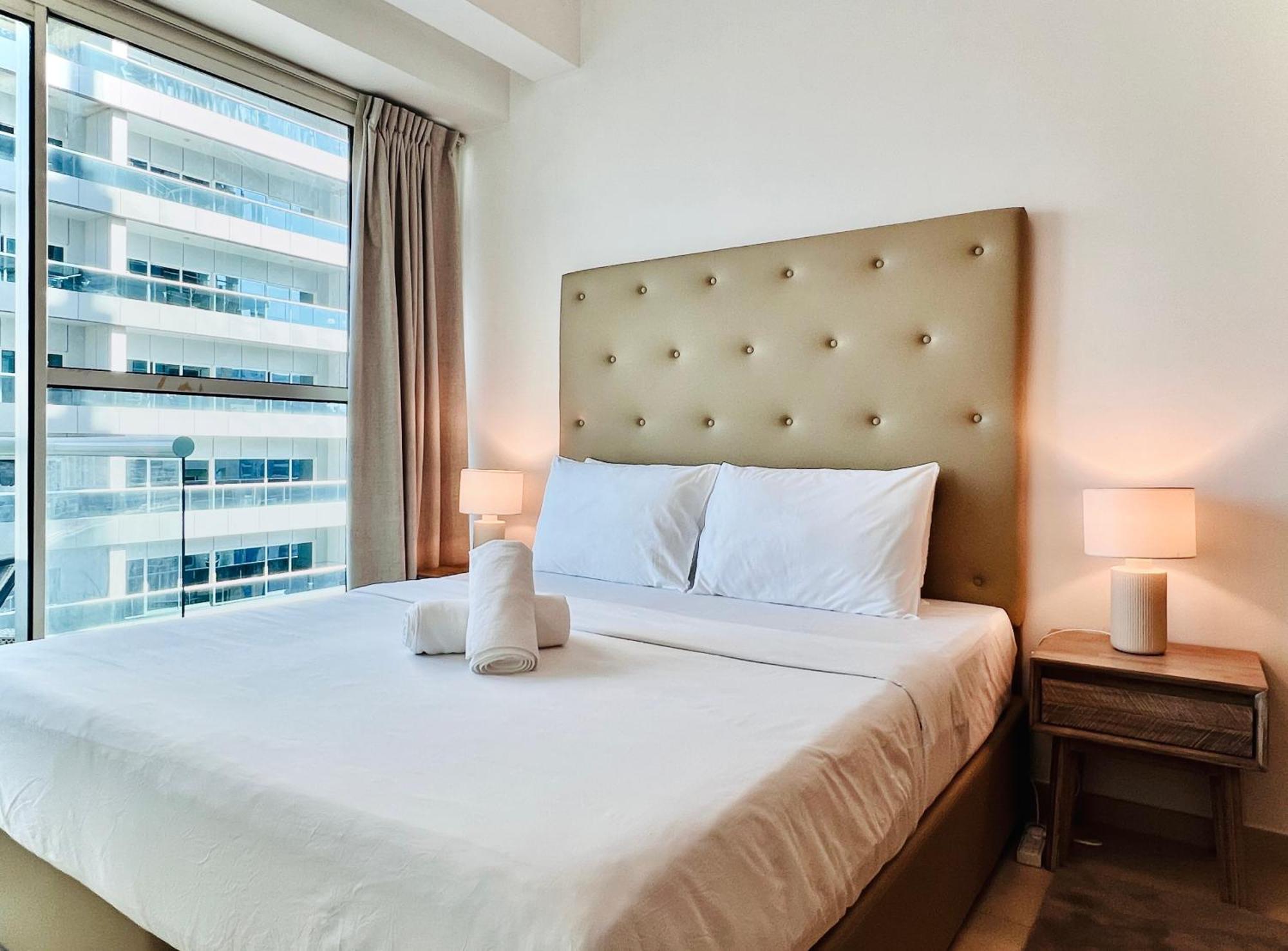 Modern 1bhk Unit With Canal View Dubai