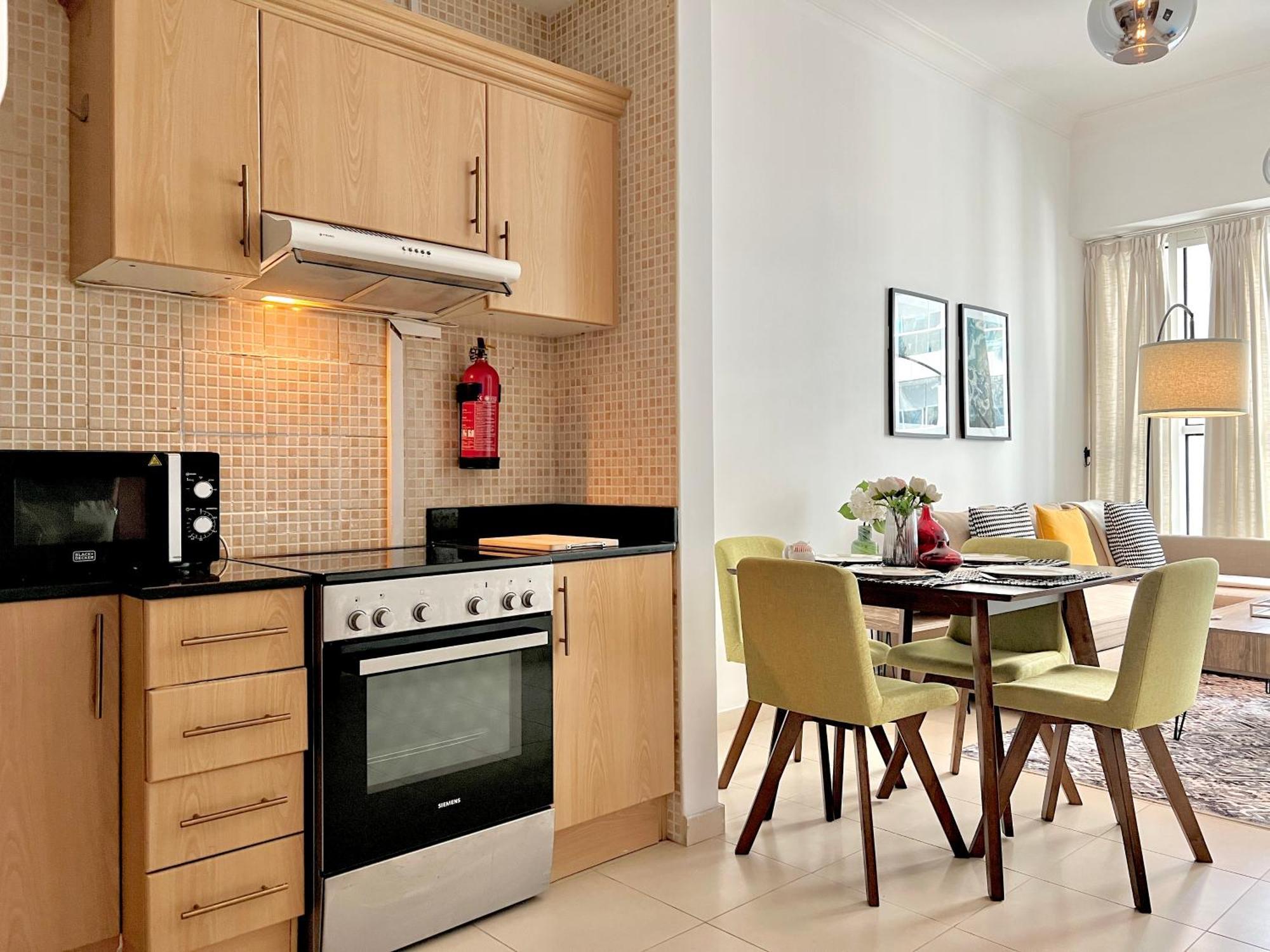 Modern 1bhk Unit With Canal View Dubai